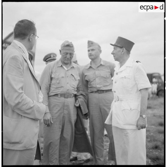 Accueil des membres de la mission militaire américaine Melby-Erskine par le général Marchand à l'aéroport de Gia Lam.