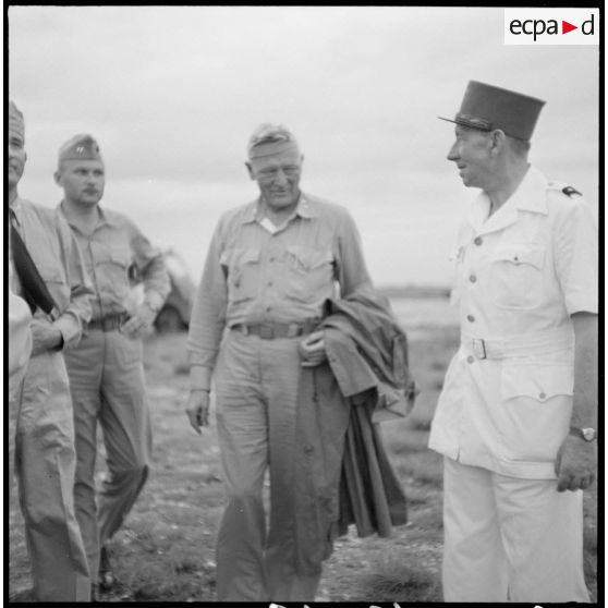 Accueil des membres de la mission militaire américaine Melby-Erskine par le général Marchand à l'aéroport de Gia Lam.