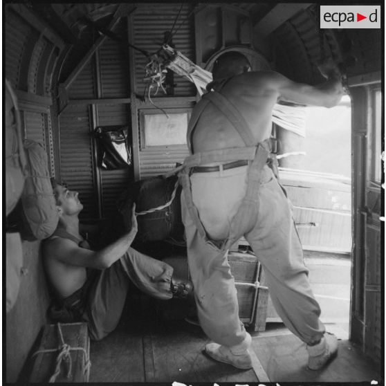 Largage de matériel sur Cao Bang depuis un avion Junkers Ju-52.