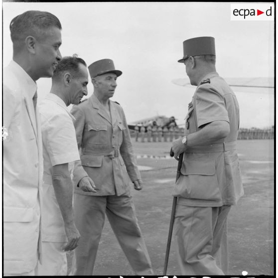 Accueil du général Carpentier, commandant en chef en Indochine, sur l'aérodrome de Bach MaÏ.