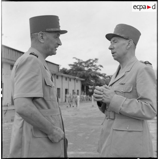 Le général Carpentier, commandant en chef en Indochine, s'entretient avec le général Marchand, adjoint du commandant de la zone opérationnelle du Tonkin, lors de son arrivée sur l'aérodrome de Bach Maï.