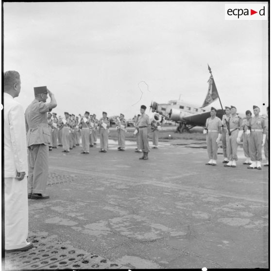 Le général Carpentier, commandant en chef en Indochine, saluant le drapeau sur l'aérodrome de Bach Maï.