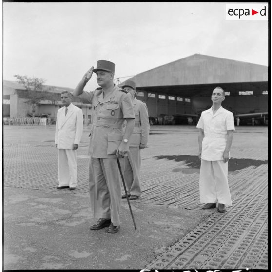 Le général Carpentier, commandant en chef en Indochine, au salut sur l'aérodrome de Bach Maï.