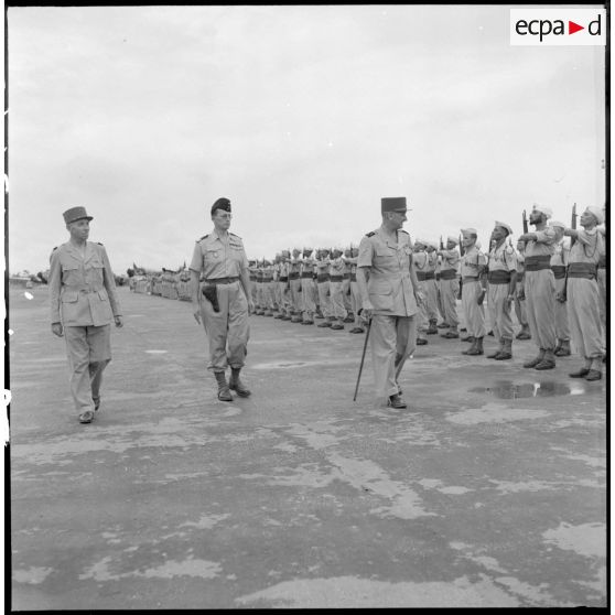 Revue des troupes sur l'aérodrome de Bach Maï le général Carpentier, commandant en chef en Indochine.