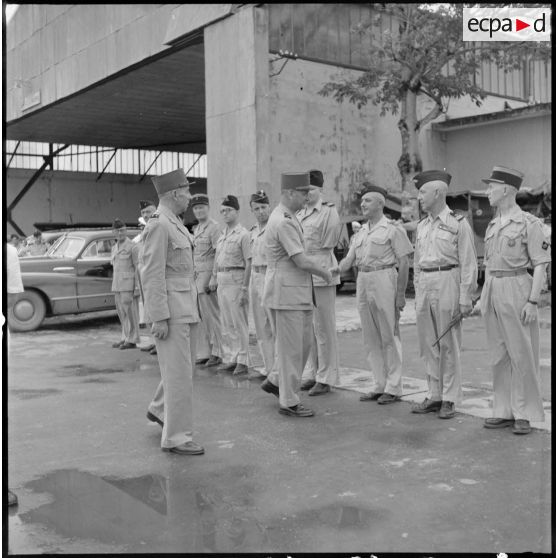 Le général Carpentier, commandant en chef en Indochine, salue les officiers supérieurs venus l'accueillir sur l'aérodrome de Bach Maï.