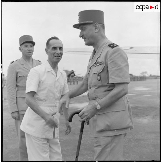 Le général Carpentier, commandant en chef en Indochine, est accueilli par M. Renon, commissaire de la République au Tonkin et le général Marchand, sur l'aérodrome de Bach Maï.