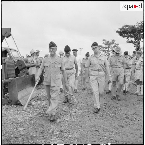 Arrivée du colonel Gambiez, commandant la zone delta-nord, et d'officiers supérieurs pour l'inauguration du pont de Trinh Duc Ha.
