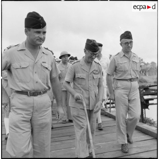 Traversée du pont de Trinh Duc Ha après son inauguration, par le colonel Gambiez, commandant la zone delta-nord, et d'autres officiers supérieurs.