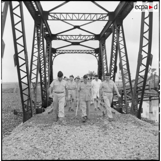 Traversée du pont de Trinh Duc Ha après son inauguration, par le colonel Gambiez, commandant la zone delta-nord, et d'autres officiers supérieurs.
