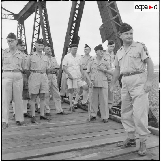 Exposé technique par le capitaine Riera du Génie qui a dirigé la construction du pont de Trinh Duc Ha.