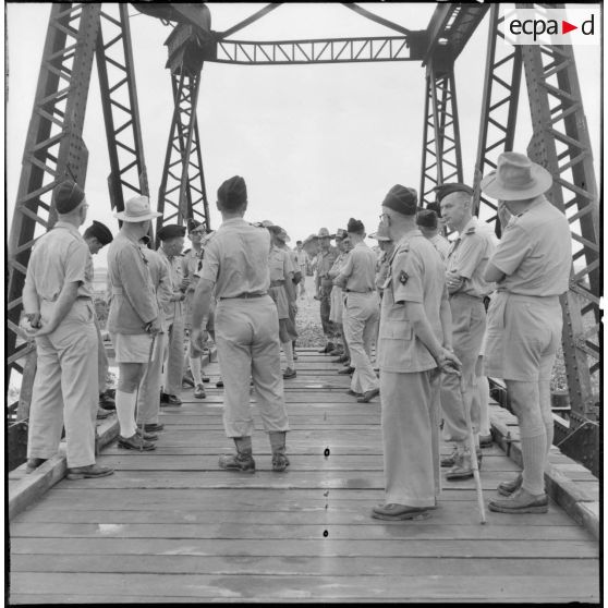 Exposé technique par le capitaine Riera du Génie qui a dirigé la construction du pont de Trinh Duc Ha.