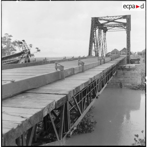 Le nouveau pont de Trinh Duc Ha, construit par la Génie.