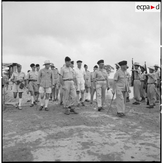 Arrivée du colonel Gambiez et d'officiers supérieurs pour l'inauguration du pont de Trnih Duc Ha.