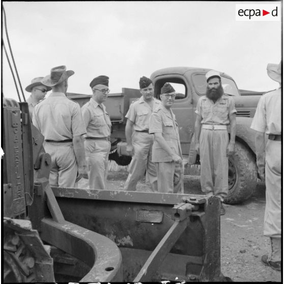 Le colonel Gambiez, commandant la zone delta-nord, inspecte le détachement d'honneur et le matériel du génie ayant contribué à la construction du pont de Trinh Duc Ha.