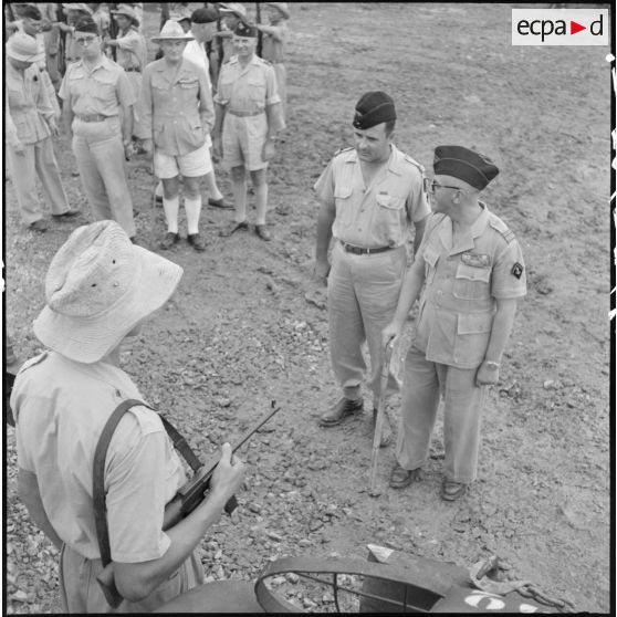 Le colonel Gambiez, commandant la zone delta-nord, inspecte le détachement d'honneur et le matériel du Génie ayant contribué à la construction du pont de Trinh Duc Ha.