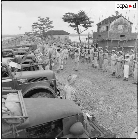 Le colonel Gambiez, commandant la zone delta-nord, inspecte le détachement d'honneur et le matériel du génie ayant contribué à la construction du pont de Trinh Duc Ha.