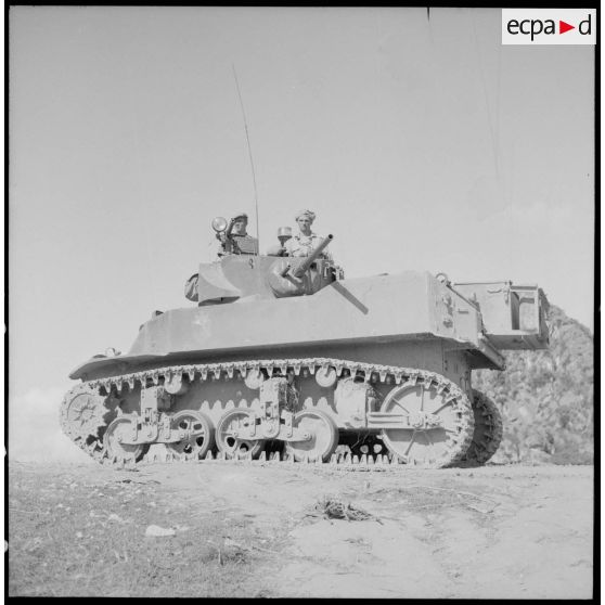 Char M5 Stuart patrouillant dans le secteur de Phu Ly.