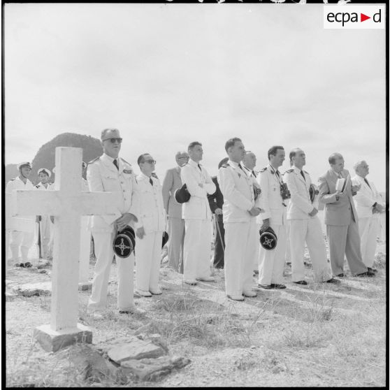 Cérémonie militaire au cimetière marin de la baie d'Along.