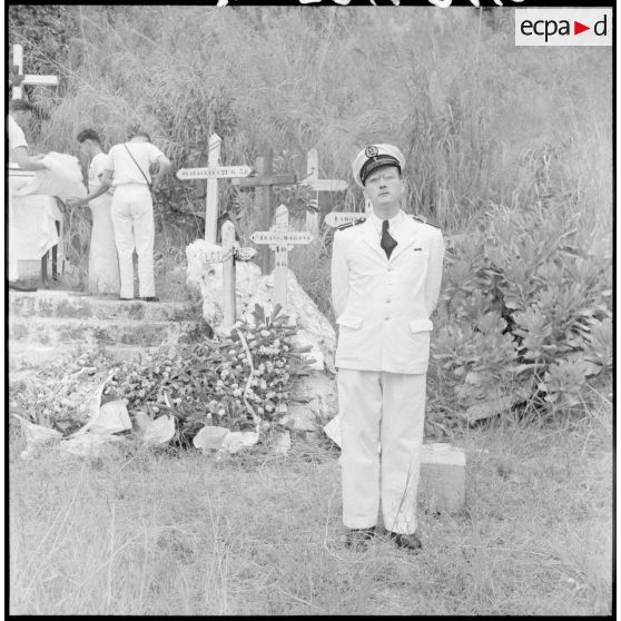 Un officier près de l'autel du cimetière marin de la baie d'Along.