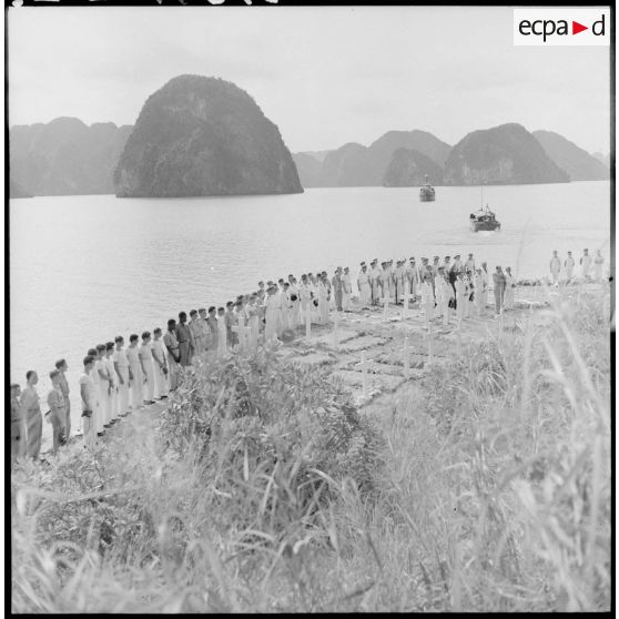 Cérémonie militaire au cimetière marin de la baie d'Along.