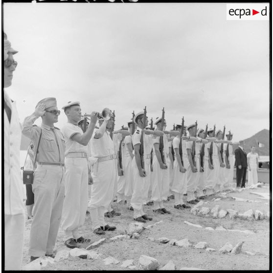 Cérémonie militaire au cimetière marin de la baie d'Along.