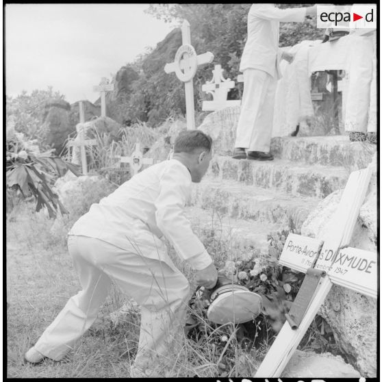 Cérémonie militaire au cimetière marin de la baie d'Along.