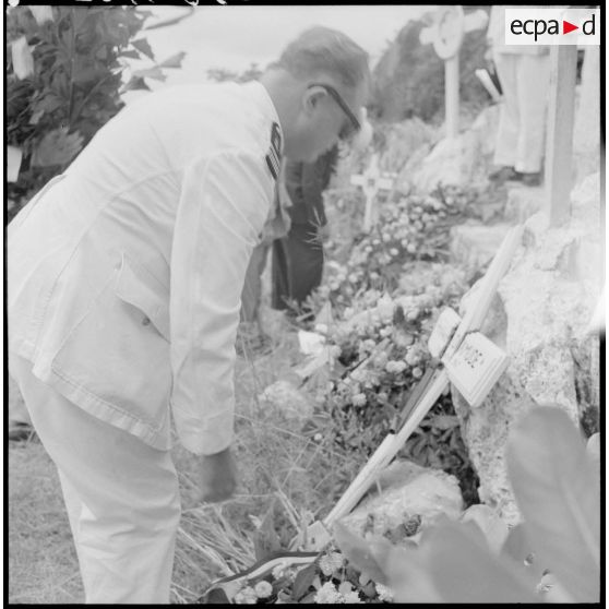 Recueillement d'officiers sur des tombes au cours d'une cérémonie militaire au cimetière marin de la baie d'Along.