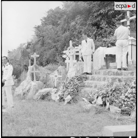 Cérémonie militaire au cimetière marin de la baie d'Along.