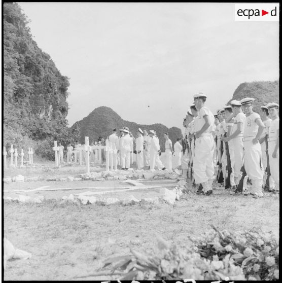 Cérémonie militaire au cimetière marin de la baie d'Along.