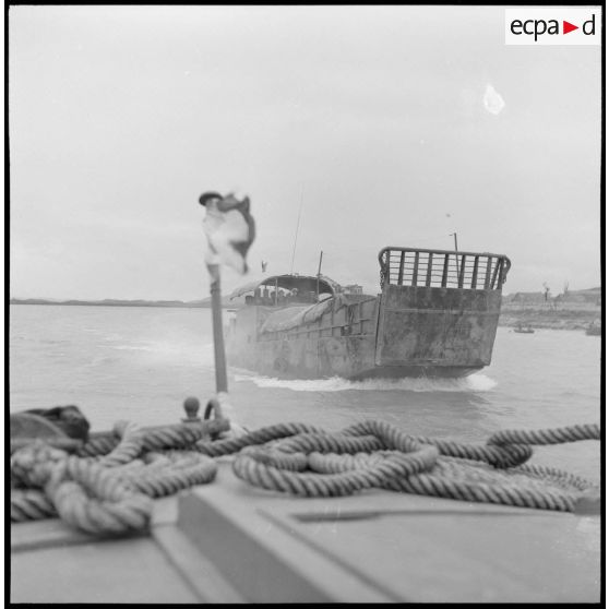 Progression de chalands de débarquement sur le Fleuve Rouge au Tonkin.