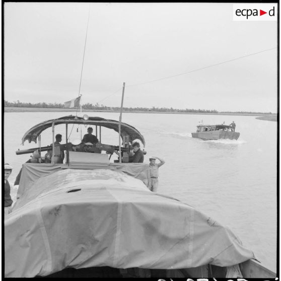 Progression de chalands de débarquement sur le Fleuve Rouge au Tonkin.