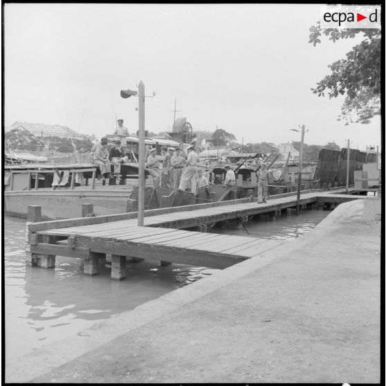 Discussion entre les marins d'une Dinassaut (division navale d'assaut) lors d'une escale sur le fleuve Rouge au Tonkin.