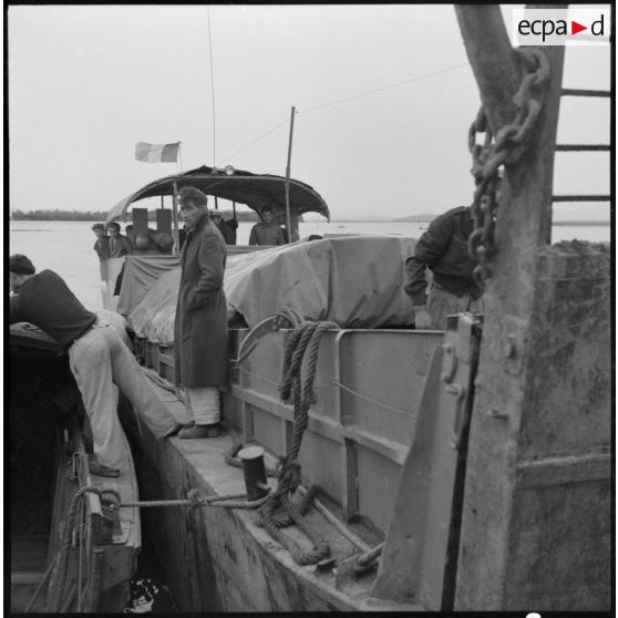 Des marins à bord d'un chaland de débarquement sur le fleuve Rouge au Tonkin.