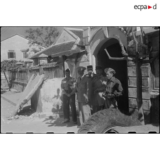 Le commandant Vong A Sang posant en compagnie de militaires français, à Moncay (Mong Cai).