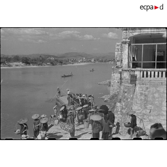 Accostage d'un bac sur la rive de Moncay (Mong Cai).