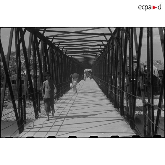 Civils traversant le pont international reliant Moncay (Mong Cai) à la ville chinoise de Dongxing.