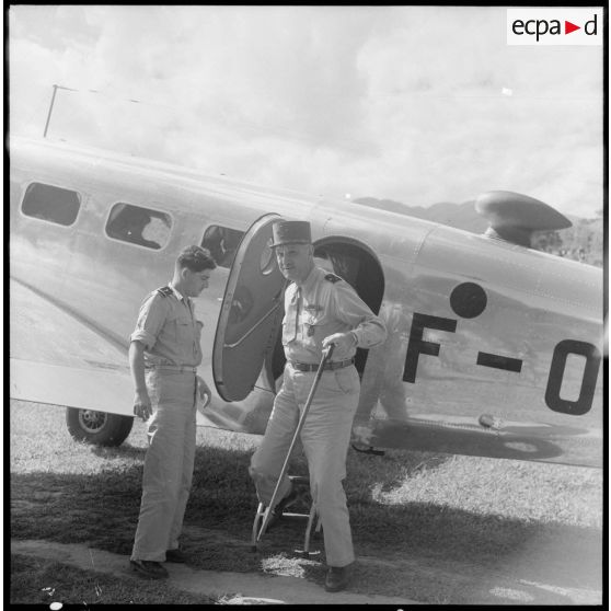 Le général Carpentier à sa descente d'avion lors d'une visite à Laï Chau.