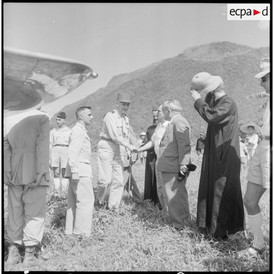 Le général Carpentier salue les personnalités venues l'accueillir sur le terrain d'aviation de Laï Chau.