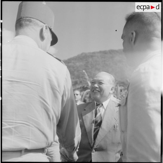 Le général Carpentier, commandant en chef en Indochine, salue M. Deo Van Long, président de la fédération Thaï lors de son arrivée à Laï Chau.