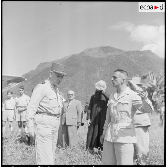 Le général Carpentier, commandant en chef en Indochine s'entretient avec M. Tersakissof, chef de la province de Laï Chau.