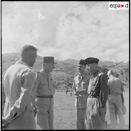 Le général Carpentier, commandant en chef en Indochine, s'entretient avec le colonel Costes, commandant la colonne de Lao Kay, et le commandant Arnand, commandant le 2e bataillon Thaï, au cours d'une visite à Laï Chau.