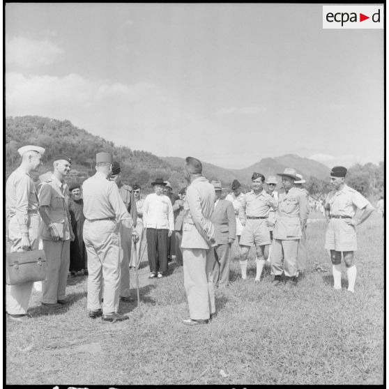 Le général Carpentier, commandant en chef, s'entretient avec diverses personnalités lors de son arrivée sur le terrain d'aviation de Laï Chau.