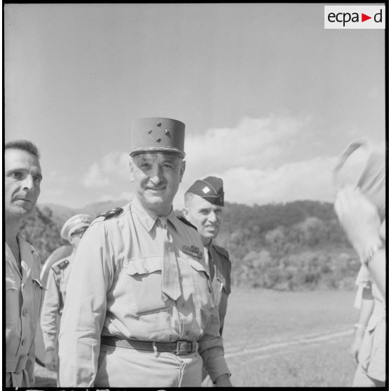 Le général Carpentier prend congé après une visite à Laï Chau.