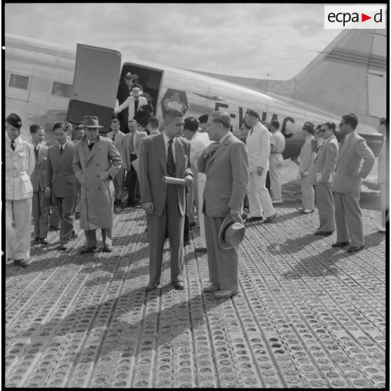 M. Tran Van Huu, chef du gouvernement vietnamien à sa descente d'avion à Hanoï.