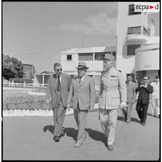 M. Tran Van Huu et le général Boyer de La Tour.