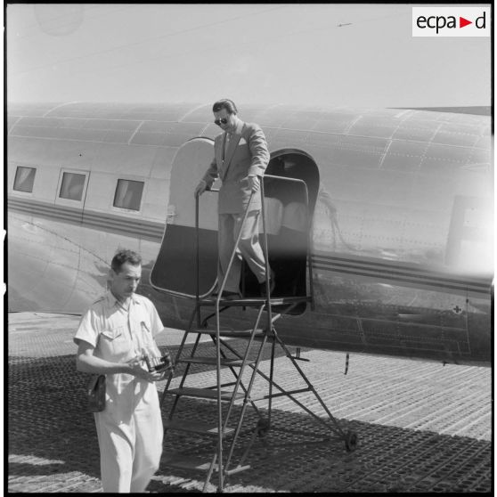 Bao Daï, chef de l'Etat vietnamien, descend de l'avion lors de son arrivée à Hanoï.