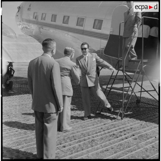 Accueil de Bao Daï, chef de l'Etat vietnamien par M. Tran Van Huu, chef du gouvernement, et diverses personnalités sur le terrain d'aviation d'Hanoï.