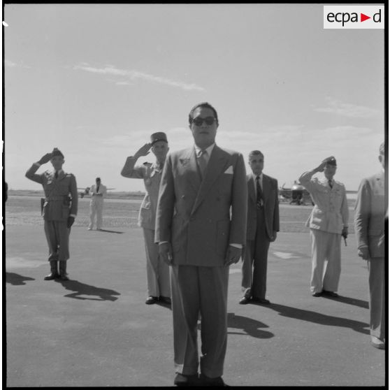 Le chef de l'état vietnamien Bao Daï rend honneur au drapeau pendant que l'hymne vietnamien est joué sur le terrain d'aviation d' Hanoï.