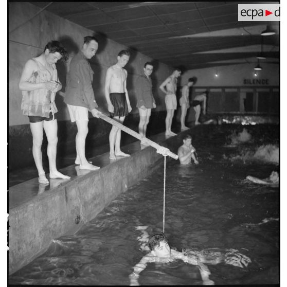 Des sapeurs du 7e bataillon du génie (BG) apprennent à nager en piscine.