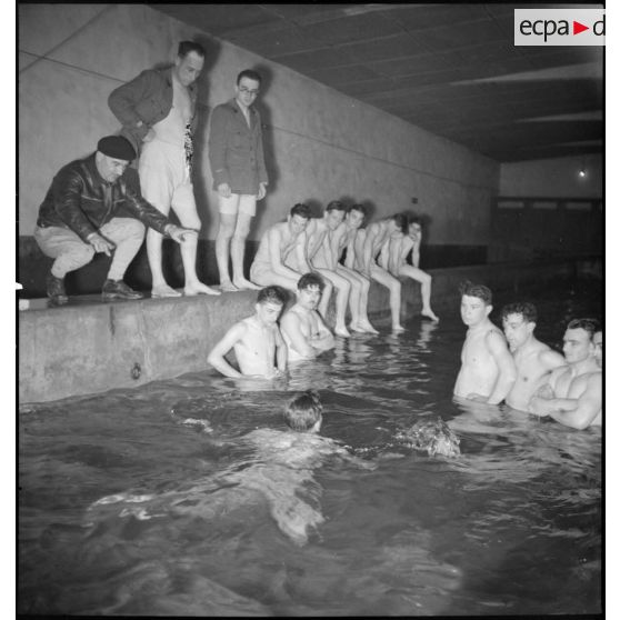 Des sapeurs du 7e bataillon du génie (BG) apprennent à nager en piscine.